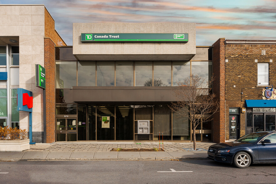 Primary Photo Of 570-572 Av Victoria, Saint-lambert Bank For Lease