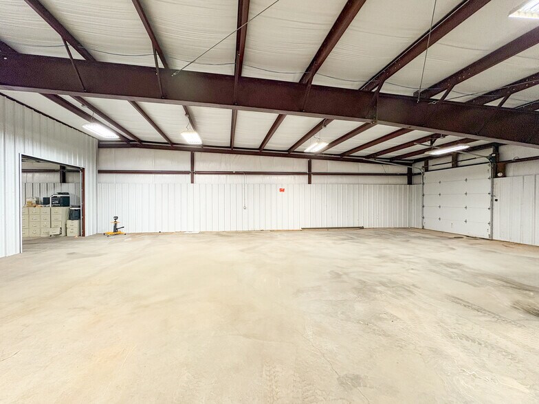 More Photos Of 200 N Pine St, Kermit Industrial For Sale