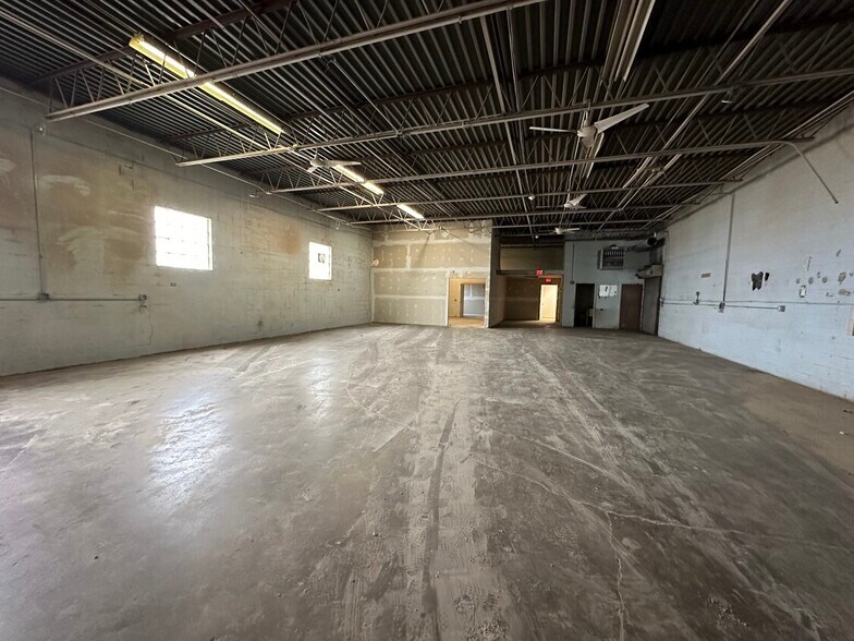 More Photos Of 1545-1549 Burgundy Pky, Streamwood Showroom For Lease