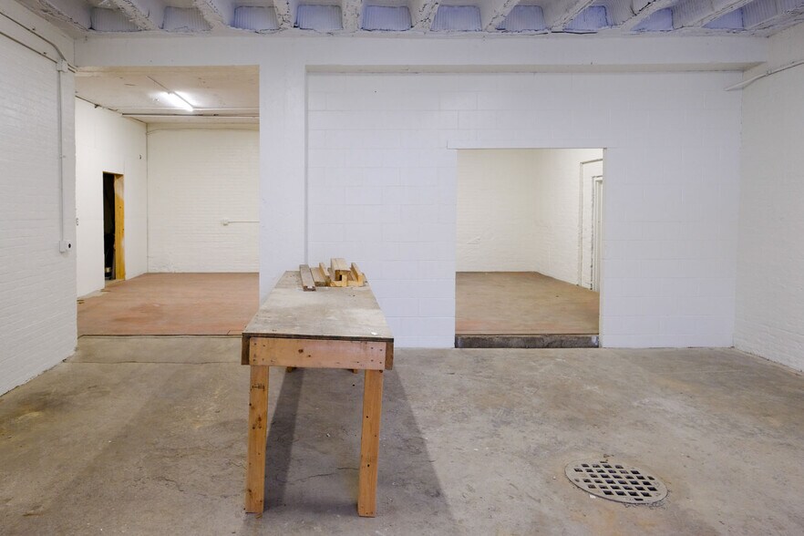 More Photos Of 408 W Main St, Benton Harbor Freestanding For Lease