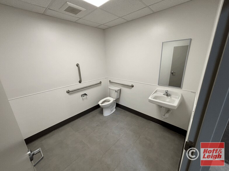 More Photos Of 7120 Carnegie Ave, Cleveland Service For Lease