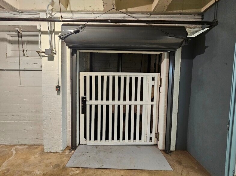 More Photos Of 718 Gladys Ave, Los Angeles Warehouse For Lease