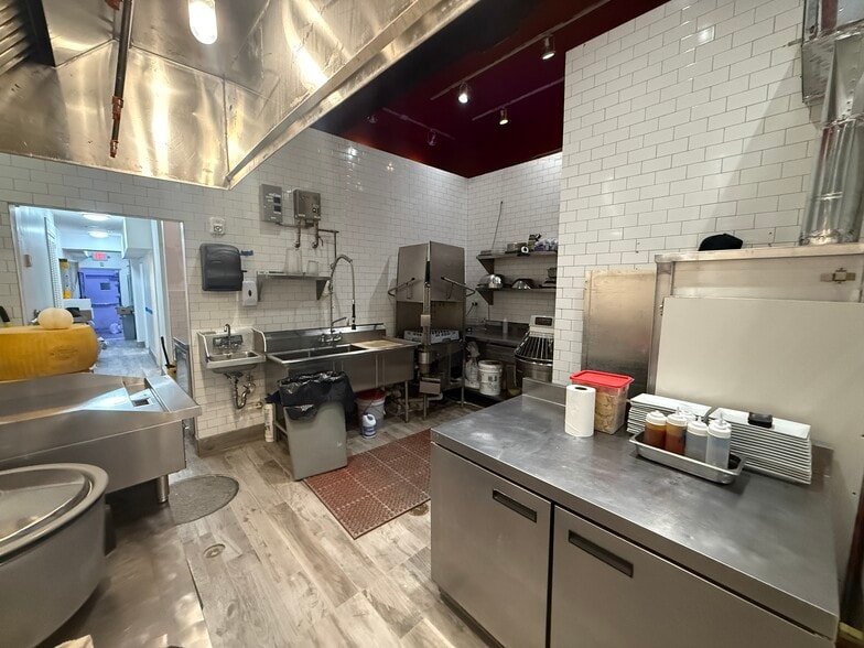 More Photos Of 525-533 Lincoln Rd, Miami Beach, Miami Beach Storefront For Lease