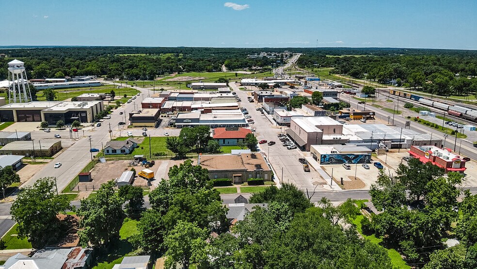 More Photos Of 302 S Magnolia St, Hearne Restaurant For Sale