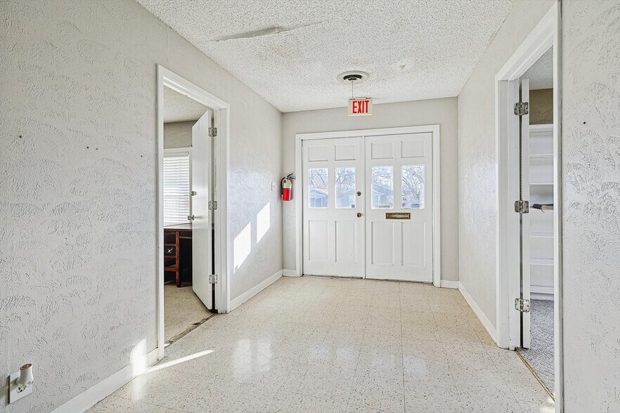 More Photos Of 325 S Cowan Ave, Lewisville Flex For Sale