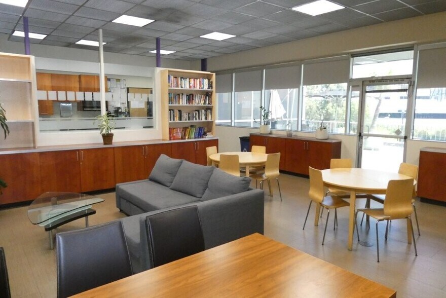 More Photos Of 6100-6120 San Fernando Rd, Glendale Office For Sale