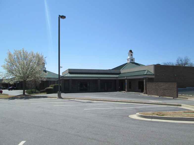 More Photos Of 747 Queen City Pky, Gainesville Unknown For Lease