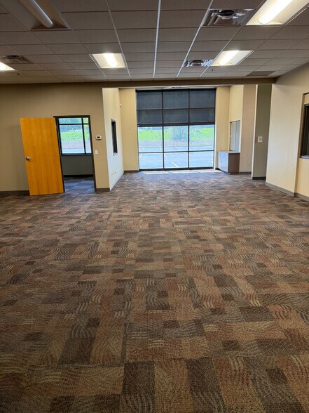 More Photos Of 100 Bridgepoint Way, South Saint Paul Showroom For Sale