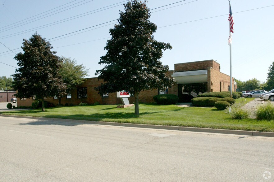 Primary Photo Of 800 N Clark St, Albion Manufacturing For Sale