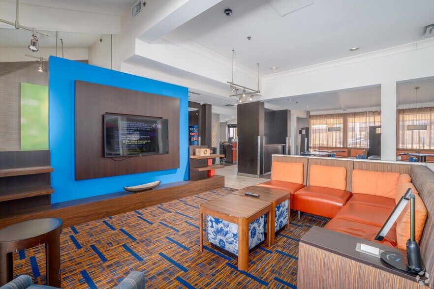More Photos Of 2504 North Loop W, Houston Hotel For Sale