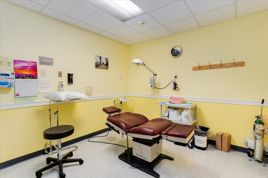 More Photos Of 207 Stage Rd, Hampstead Office For Sale