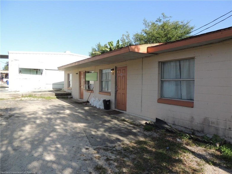 More Photos Of 408 N Ridgewood Dr, Sebring Freestanding For Sale