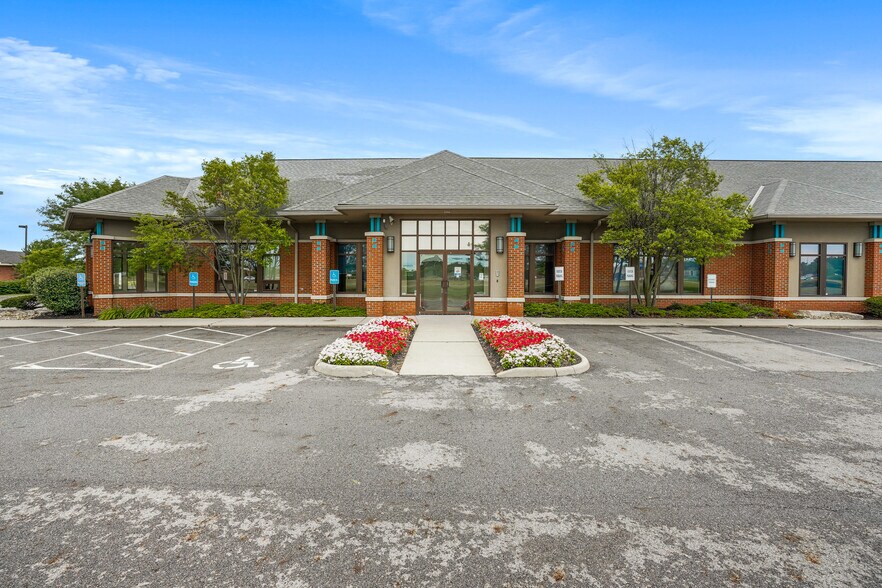 More Photos Of 10567 Sawmill Pky, Powell Office For Lease