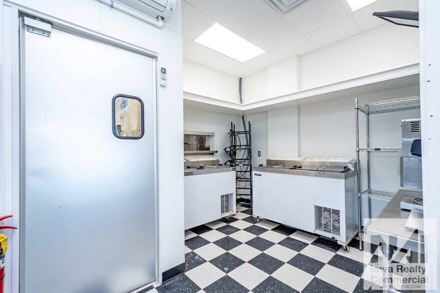 More Photos Of 955 29th Ave, Marion General Retail For Lease