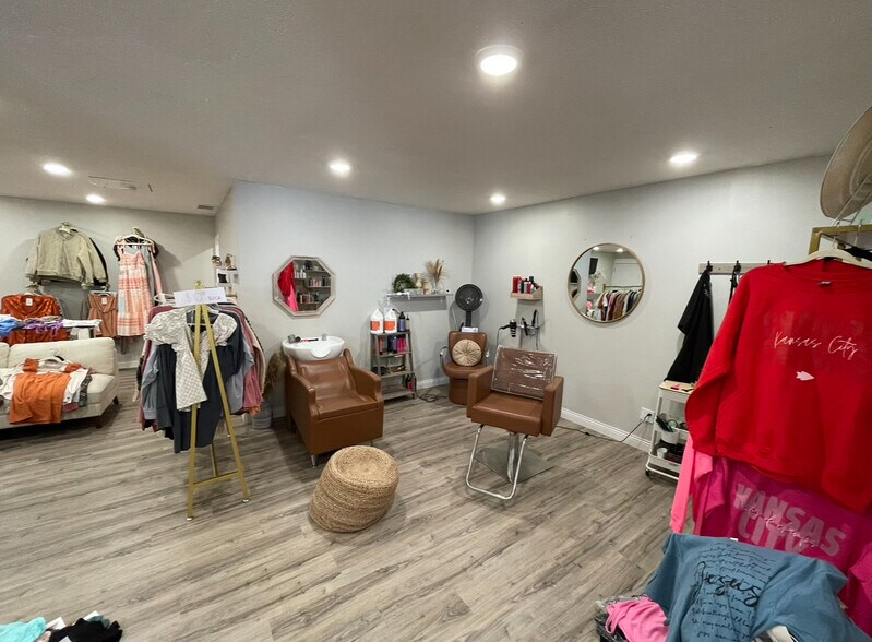 More Photos Of 116 W 19th St, Falls City Showroom For Sale