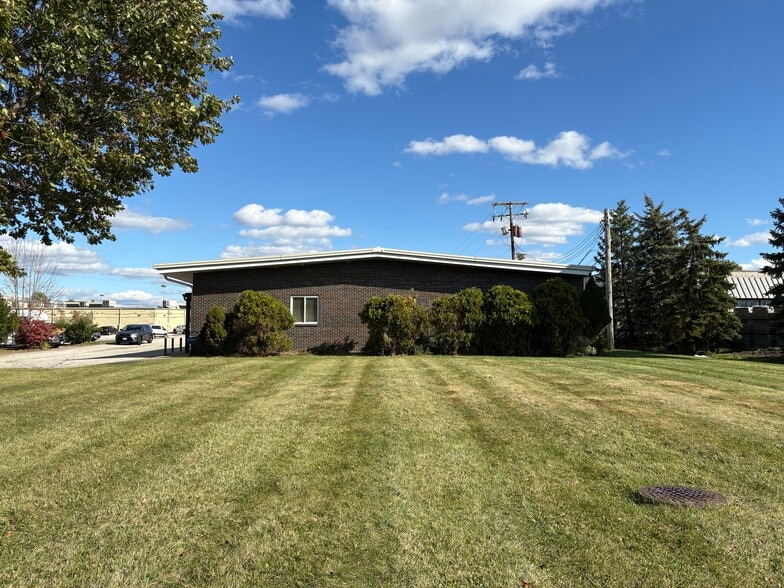 More Photos Of 7336 North Lane, Oakwood Village Flex For Sale