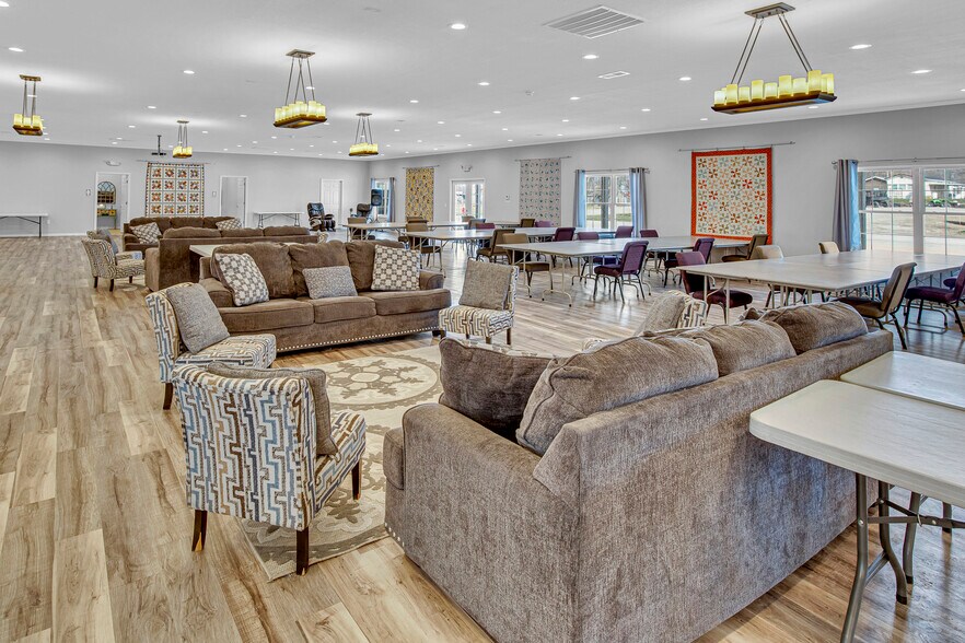 More Photos Of 703 W Berry St, Hamilton Hotel For Sale