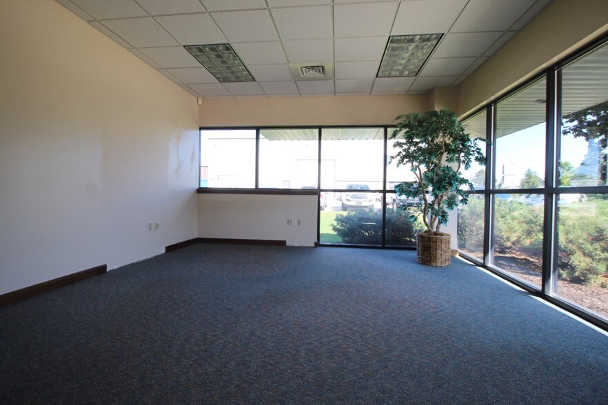 More Photos Of 8310 Clinton Park Dr, Fort Wayne Flex For Lease