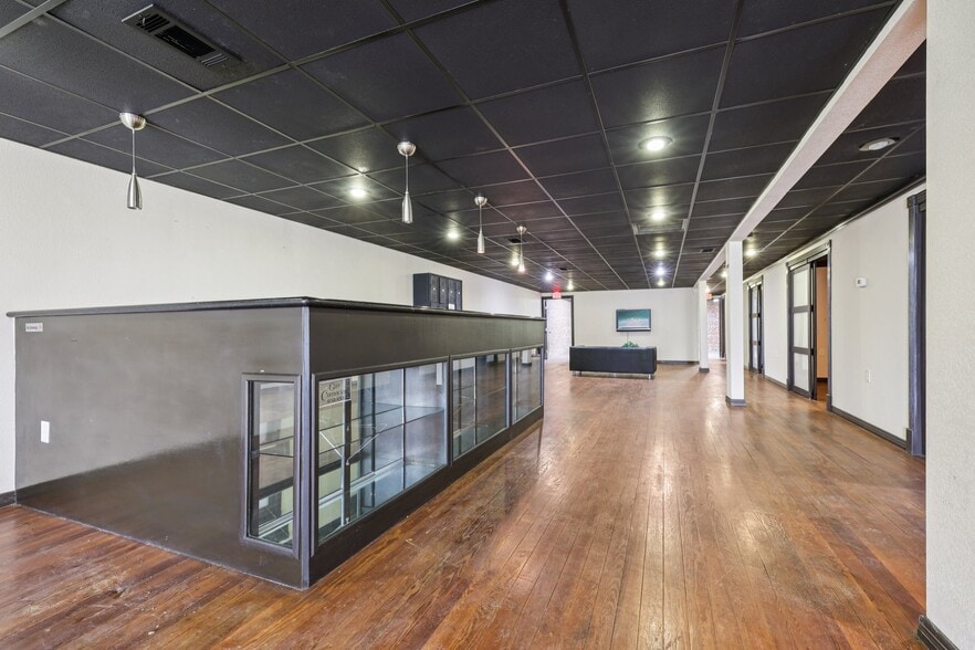 More Photos Of 113 N Main St, Moulton Bar For Sale