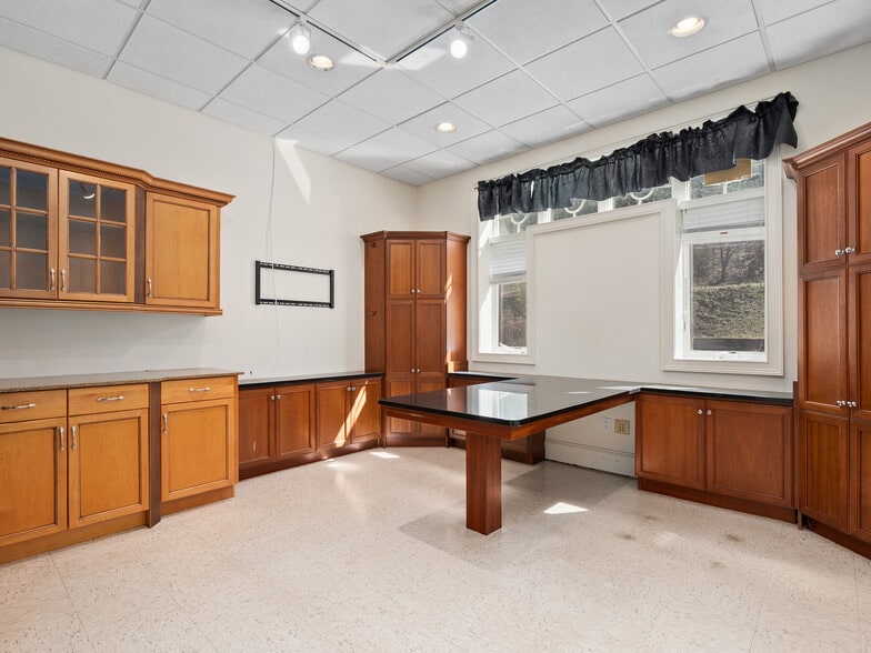 More Photos Of 1482 Russ Ave, Waynesville Office For Lease