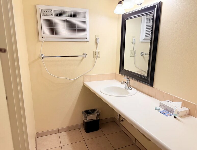 More Photos Of 1450 Ashland St, Ashland Hotel For Sale