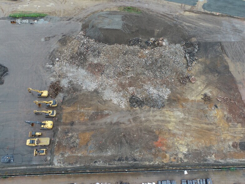 More Photos Of 1 Nassau Pl, Staten Island Warehouse For Lease