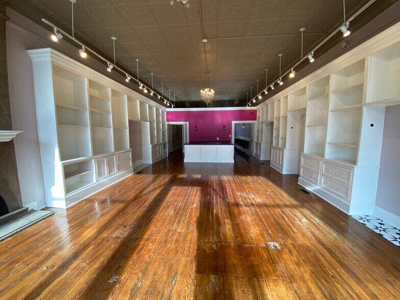 More Photos Of 209-211 N Limestone, Lexington Storefront Retail Residential For Sale