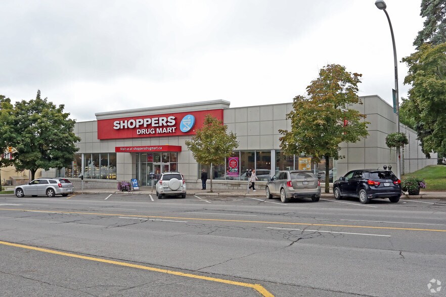 Primary Photo Of 54 Beckwith St, Smiths Falls Drugstore For Lease