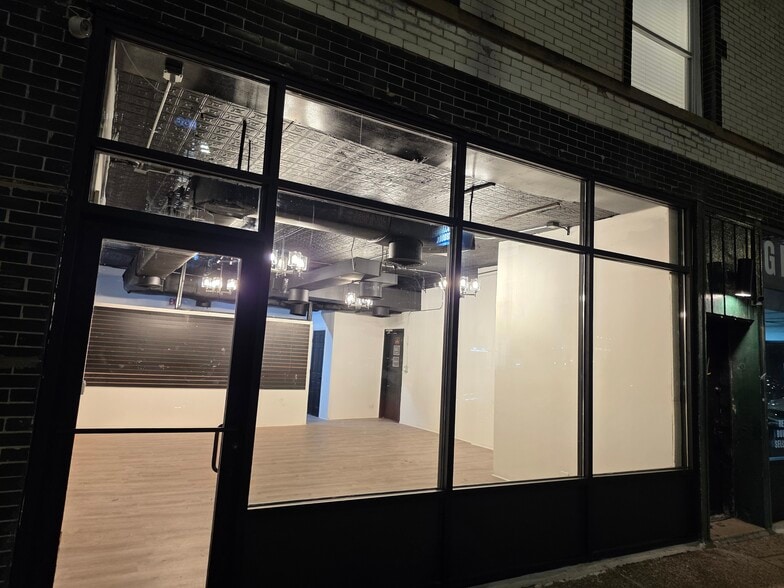 More Photos Of 838-840 W Grand Ave, Chicago Storefront Retail Residential For Lease