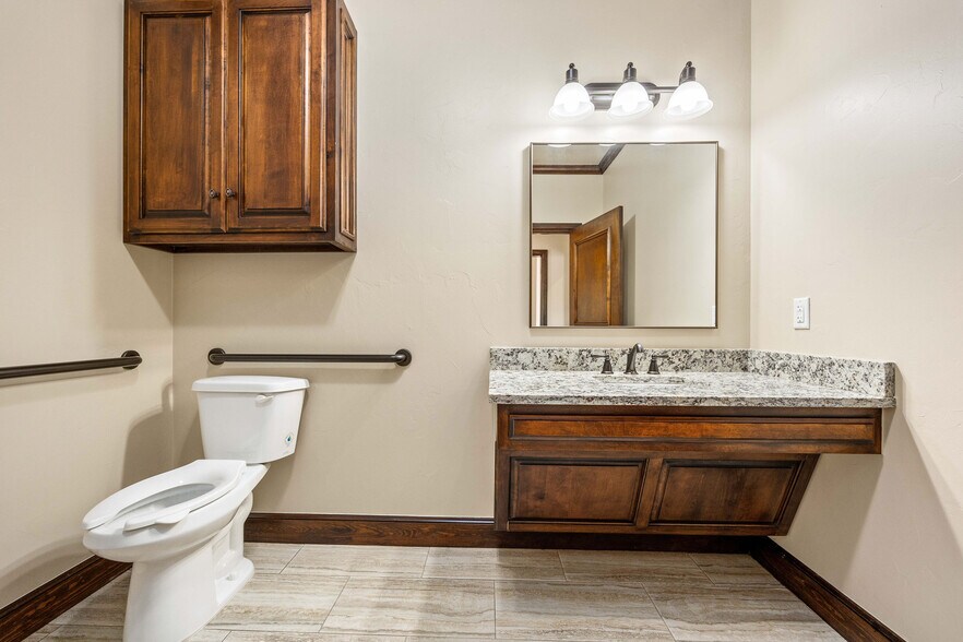 More Photos Of 2616 Covell Village Dr, Edmond Medical For Lease