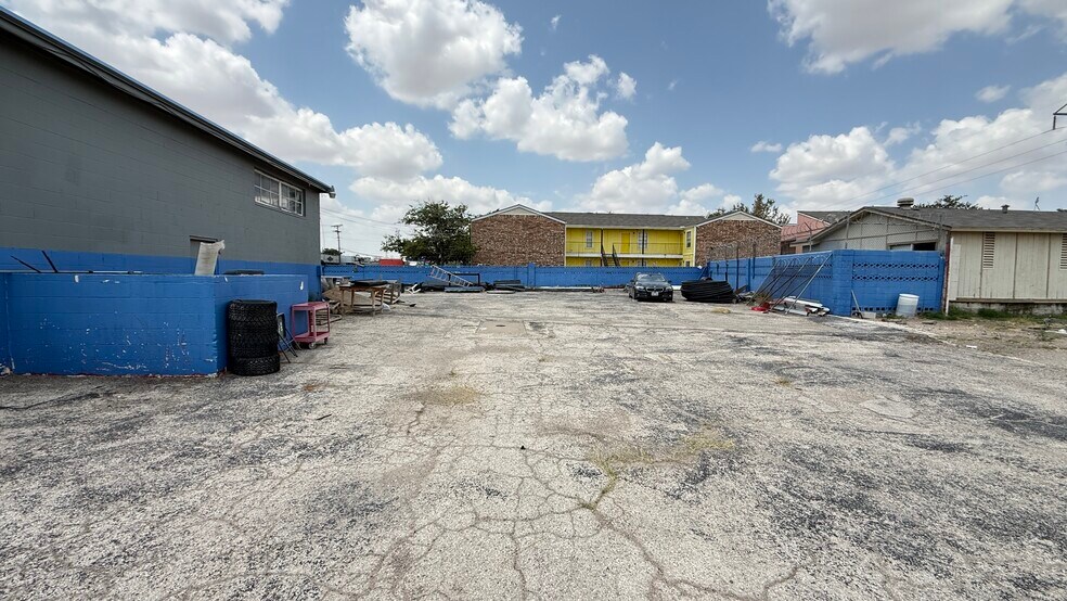 More Photos Of 1302 E 2nd St, Odessa Service For Sale