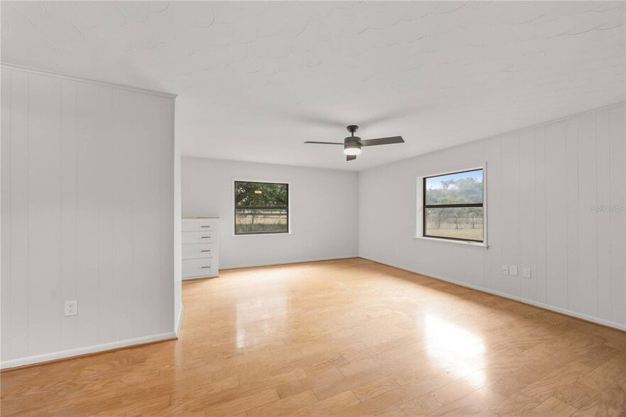 More Photos Of 274 W Kings Hwy, Center Hill Flex For Sale