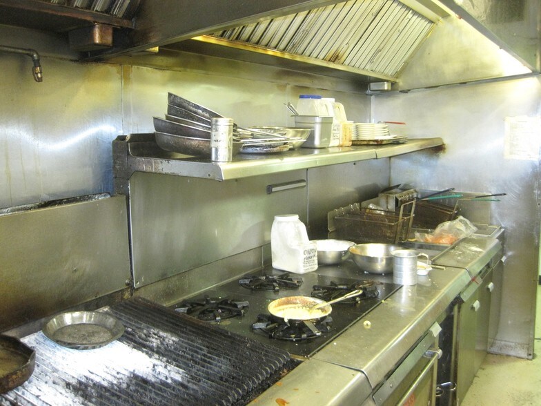 More Photos Of 305 E American Ave, Oracle Bar For Sale