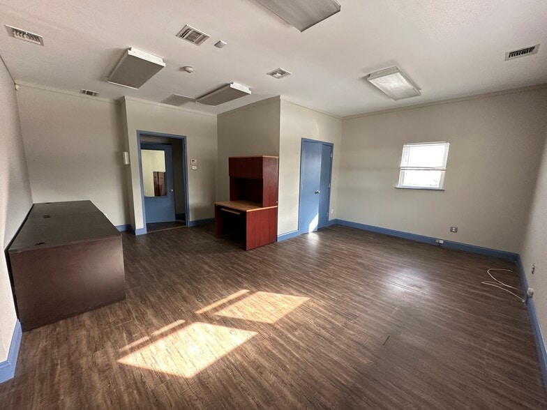More Photos Of 81 W Hills Rd, Huntington Station Flex For Sale