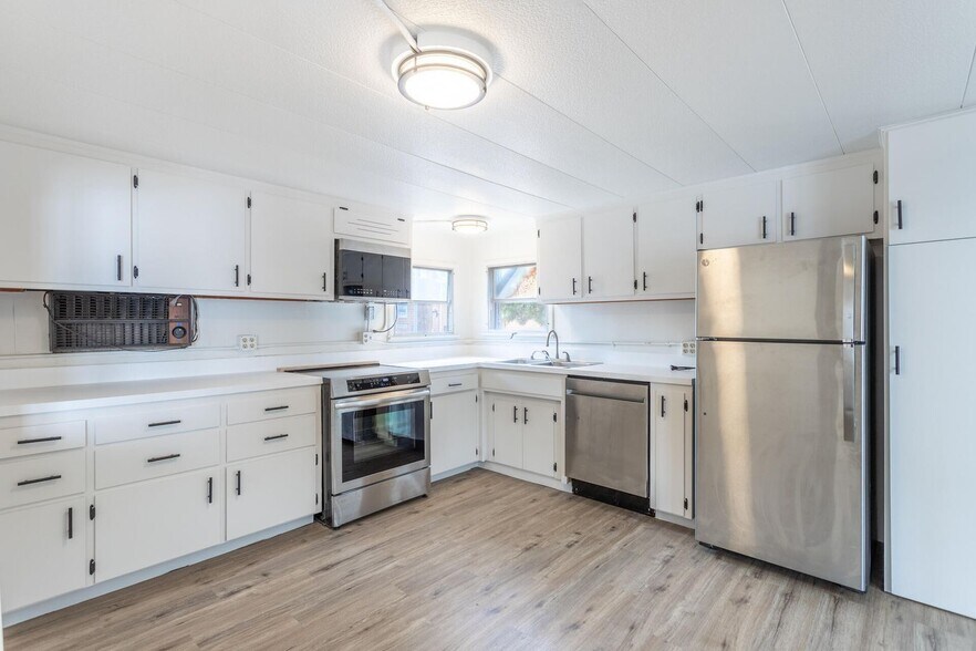 More Photos Of 37087 Main St, Burney Showroom For Sale