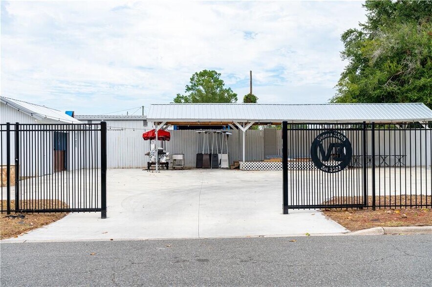 More Photos Of 3300 Norwich St, Brunswick Restaurant For Sale