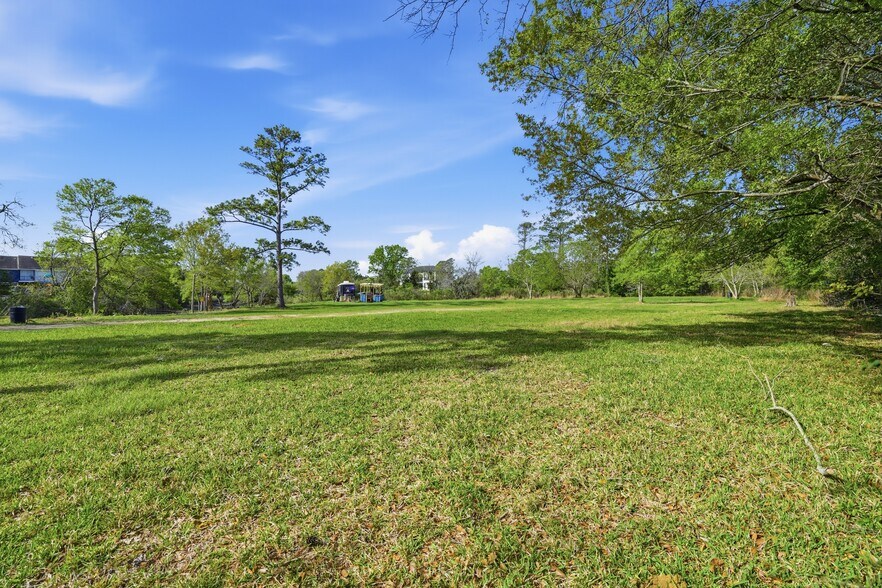 More Photos Of 2914 Old Highway 146, La Porte Bar For Sale