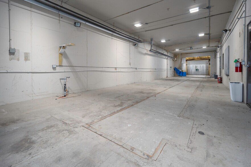 More Photos Of 401 S Ranchwood Blvd, Yukon Flex For Sale