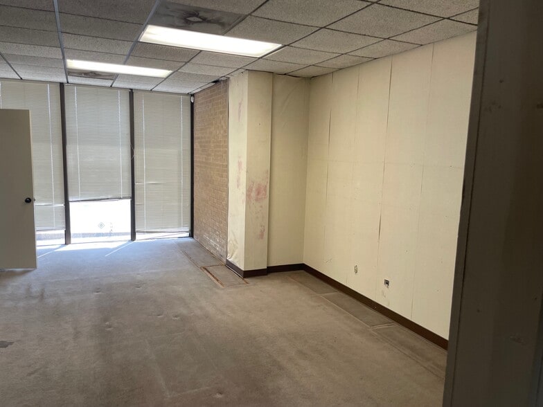 More Photos Of 312 Madison St, Clarksville Office For Sale