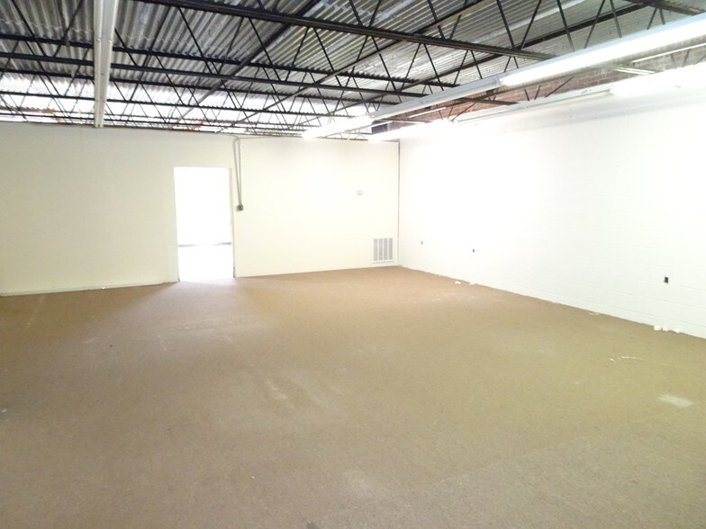 More Photos Of 910 Edgefield St, Greenwood Light Distribution For Sale