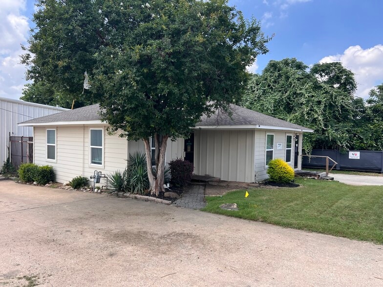 More Photos Of 1608 Tantor Rd, Dallas Distribution For Sale