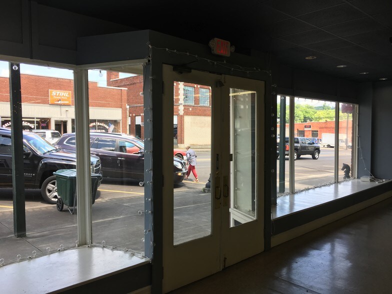 More Photos Of 225 N 1st St, Pulaski Storefront Retail Office For Lease