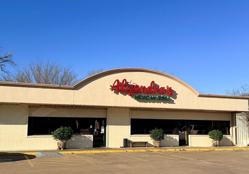 More Photos Of 403 N Jefferson St, La Grange Restaurant For Lease