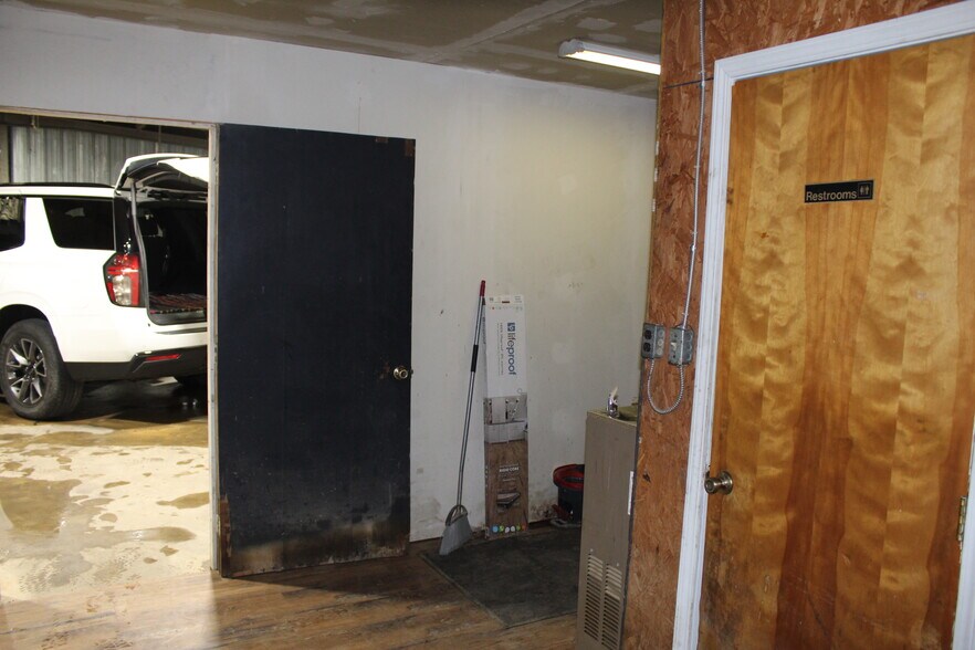 More Photos Of 1401 Black River Industrial Park Rd, Poplar Bluff Flex For Sale