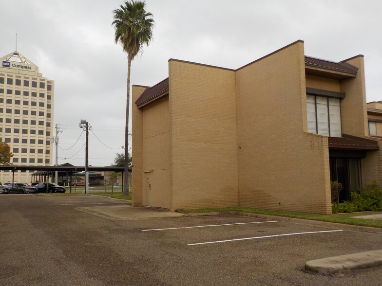 More Photos Of 3700 N 10th St, McAllen Office For Lease