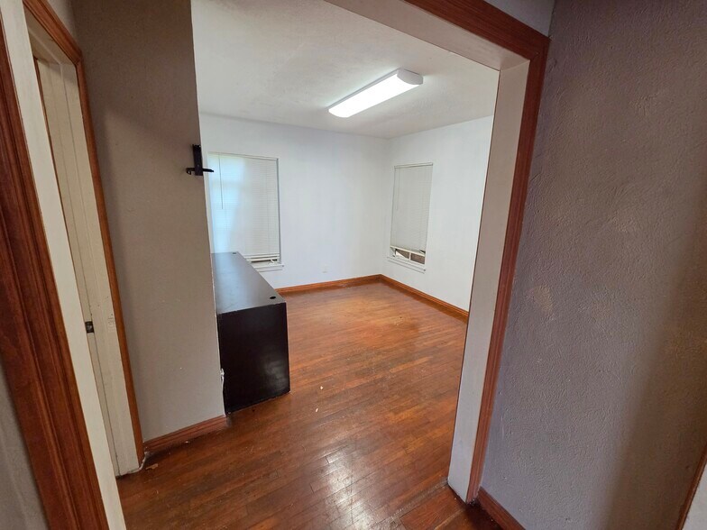 More Photos Of 8805 Lake June Rd, Dallas Office For Sale