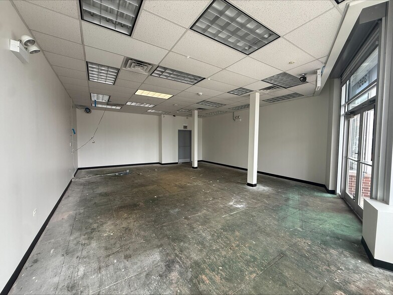 More Photos Of 3949-3959 N Broadway St, Chicago Storefront For Lease