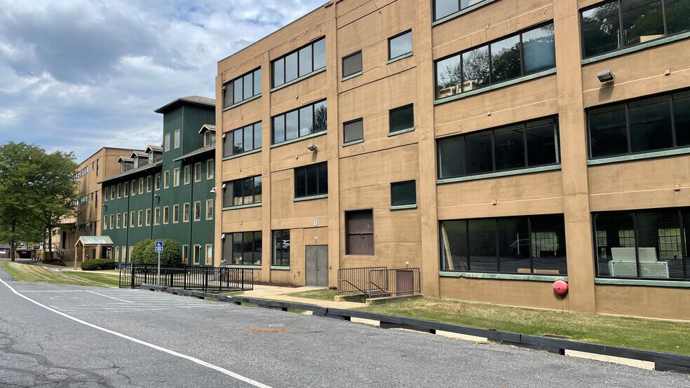 More Photos Of Edgewood Avenue, Easton Office For Lease