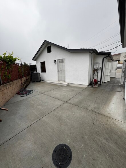 More Photos Of 3238 Foothill Blvd, Glendale Freestanding For Sale