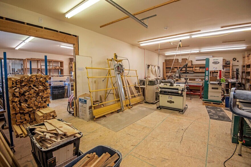 More Photos Of 592 N Sisters Park Ct, Sisters Flex For Sale